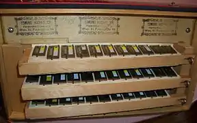 Sommiers d'accordéon montés dans une caisse main droite.