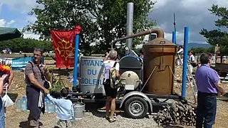 Distillerie ambulante sur le marché de Sault