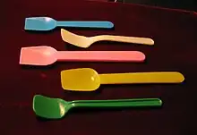 Cuillères de différentes couleurs pour consommer des boules de glace.