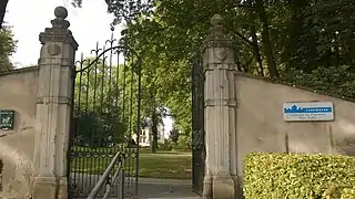 Portail Est du domaine.