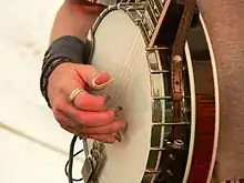 Un musicien joue du banjo.