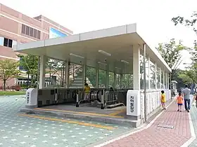 Bouche n°1 de la station, en 2016.