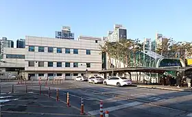 La station et l'un des deux accès, en 2022.