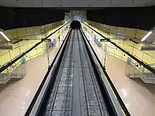 L'intérieur de la gare de Lugaritz avec les voies et les quais latéraux.