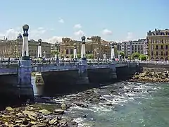 Le pont du Kursaal, à Saint-Sébastien, capitale de la province basque du Guipuscoa et grande ville touristique.