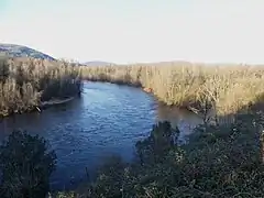 La Dordogne au lieu-dit les Mondoux (ou le Mondou) à Saint-Julien-de-Lampon.