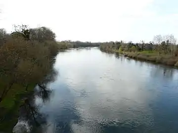 La Dordogne au pont de la RD 15, entre Gardonne (à gauche) et Saint-Pierre-d'Eyraud.