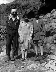 Photographie en noir et blanc de trois personnes.