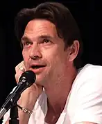 Dougray Scott interprète Dr Norman Godfrey.