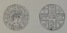 Dessin des deux faces d'une pièce de monnaie, avec un profil entouré d'une inscription à l'avers et d'une croix portant une autre inscription au revers