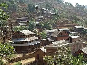 village à flanc de montagne au Népal