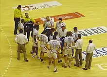 Talant Dujshebaev au milieu de ses joueurs lors d'un temps-mort au cours de la finale retour de la Ligue des champions 2005-2006