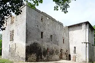 Le prieuré de Lagrange, avec le logis à gauche, et la chapelle à droite