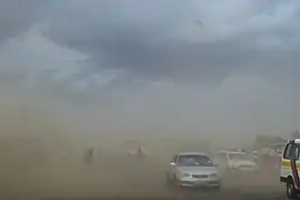 Tempête de sable sur la route reliant Mai Mahiu&nbsp;(en) à Narok (mars).