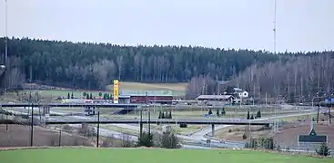Échangeur de la route Helsinki-Turku (E18) et de la Kantatie 52 à Salo.
