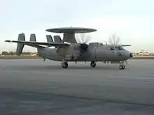 L'E2C Hawkeye no 1 au parking à la BAN Nîmes-Garons.