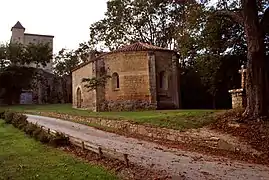 La chapelle Saint-Sylvain et au second plan le château de Queille.