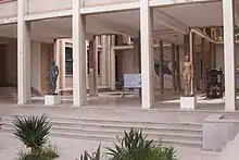 Œuvres de Paul Belmondo à l'École supérieure des beaux-arts d'Alger.