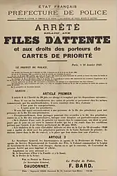 affiche brune portant un long texte intitulé : arrêté relatif aux files d'attente et aux droits des porteurs de carte de priorité