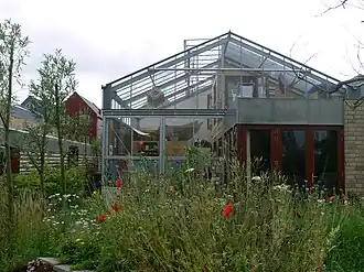 Une partie des habitations récentes sont littéralement construites dans des serres