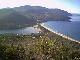 Vue de l'Eaglehawk Neck depuis la presqu'île Tasman au sud en direction de la presqu'île Forestier au nord.