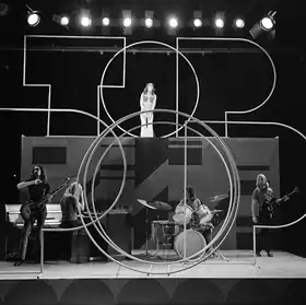 Le groupe Earth and Fire sur le plateau de TopPop en 1971.