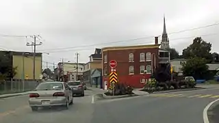 Au centre d'East Angus, près de l'extrémité ouest.