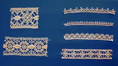 Échantillons de dentelle au mètre.