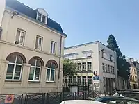 Le bâtiment de l'ancien couvent et le nouveau bâtiment pour la maternelle.