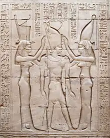 Ptolémée VIII en tenue de pharaon, entre les déesses Ouadjet et Nekhbet. Temple d'Horus à Edfou.