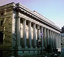 Photographie de la façade d'une palais de justice néo-classique en pierre avec 14 colonnes.