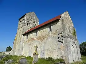 Vue nord de l'église Sainte-Hélène et de son cimetière.