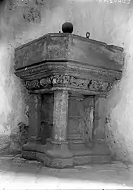 Les fonts baptismaux.