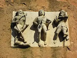 Détail de la porte de l'église : le martyre de saint Sébastien.