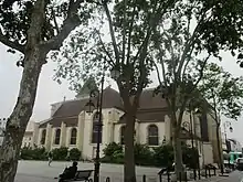 Côté Sud de l'église donnant sur la place.