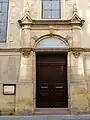 L'entrée :la porte et le fronton
