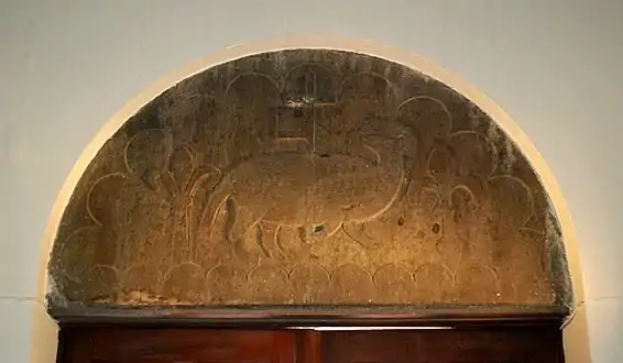 Le tympan roman figurant l'agneau pascal.