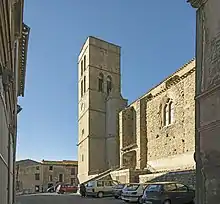 Façade sud et clocher de l'église.