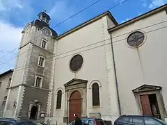 L'église Saint-Denis, au début de la rue.