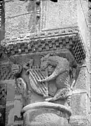 Chapiteau des animaux musiciens : âne jouant de la harpe.