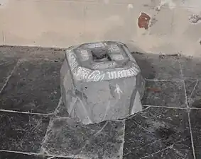 Socle de croix en pierre daté de 1559.