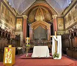 Le chœur et l’orgue placé dans l'abside.