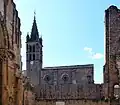 Église Saint-André vue des ruines de l'abbaye.