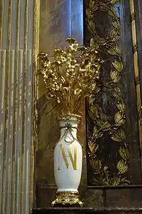 Vase et bouquet de fleurs dorées à l'autel de la Vierge du transept sud.