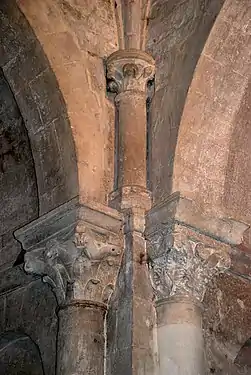 Chapiteaux et colonnette.