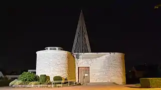 Église paroissiale Saint-Médard de nuit.