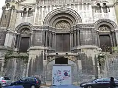 La porte dans la journée, située à près de 4 mètres du sol.