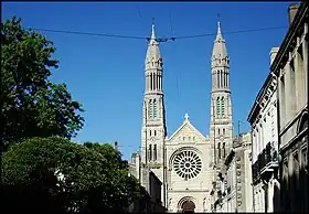 L'église vue de la rue Buchou.