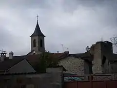 Église et reste du château d'Apinac.
