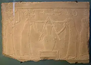 Fabrication de parfum de lys, fragment de la décoration d'une tombe, IVe siècle, fragment conservé au Musée du Louvre.